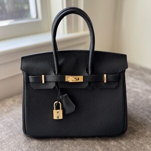 Stylish Black Leather Handbag looks like a Wirkin